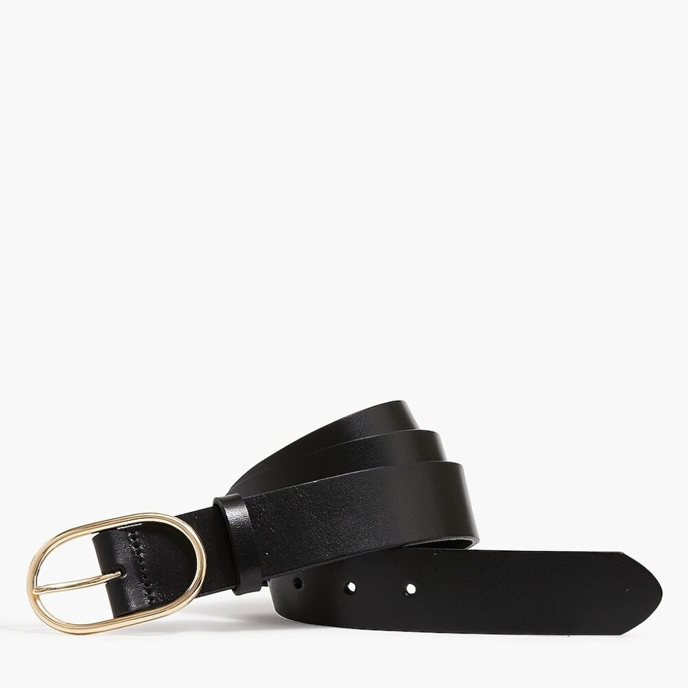Oval buckle leather belt